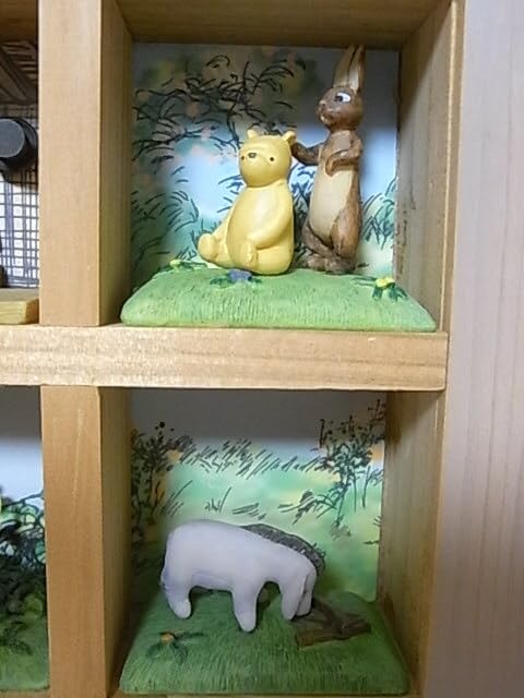 プーさん　ジオラマ 壁掛け フィギュア クラシックプー ピグレット イーヨー Amazon.co.jp: クラシックプー 100エーカーの森 ジオラマ フィギュア